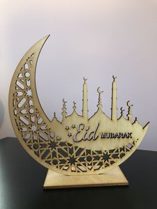 Table de présentation en bois en forme de croissant de lune avec des motifs arabes découpés au laser pour la décoration du Ramadan et de l'Aïd - Product Image 2