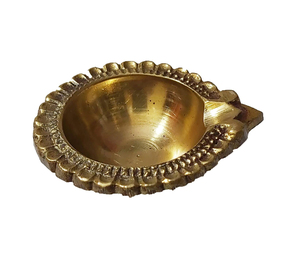 Lampe à huile en laiton de qualité supérieure faite à la main traditionnelle indienne dorée Akhand Diya accessoire artisanal pour une utilisation décorative de Diwali - Product Image 1