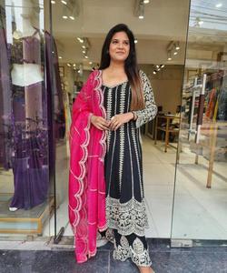 Impression à carreaux modernes et travail à la main Ensemble de pantalons Kurti en lin à la mode avec motifs géométriques contemporains - Product Image 1