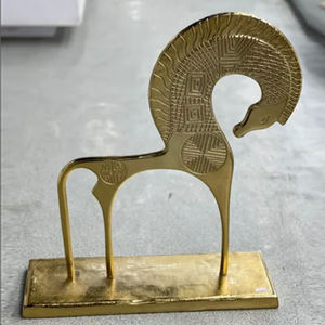 Sculpture décorative en métal géométrique, thème animal girafe, finition antique dorée, objet neutre contemporain - Product Image 1