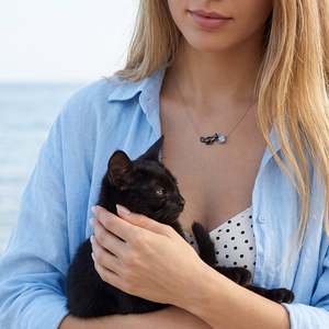 Collier personnalisé Jeulia en forme de chat noir avec pierre de naissance ronde sertie en clos, plaqué rhodium - Product Image 3