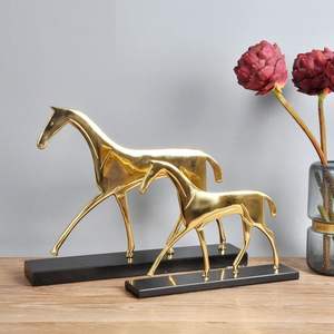 Escultura de aluminio para decoración del hogar con un diseño abstracto único y un impresionante acabado plateado metálico - Product Image 4