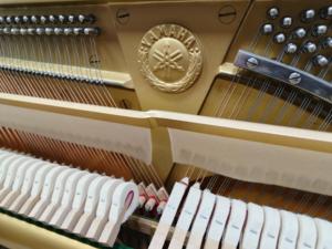 Piano Vertical Yamaha W109B, Color Marrón Japonés, Usado, Piano Acústico, Diseño Clásico Elegante, Excelente Tocabilidad, Tono Cálido y Rico - Product Image 6