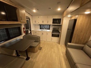 VENDEDOR VERIFICADO DE REMOLQUE USADO K-E-Y-S-T-O-N-E Arcadia Select 21SR 2024, listo para la venta - Product Image 2