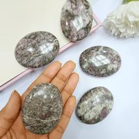Handgefertigte, polierte, dunkelrote Granat-Matrix-Oval-Handsteine im Großhandel – Kristall-Reiki- & Meditationswerkzeug von KALA CULTURE