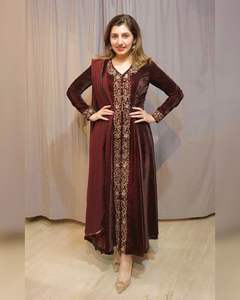 TRAJE SALWAR DE SECUENCIA DE BORDADO DE TERCIOPELO PESADO DE ÚLTIMO DISEÑADOR - Product Image 4