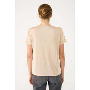Camiseta Básica Brillante con Cuello en V - Product Image 5