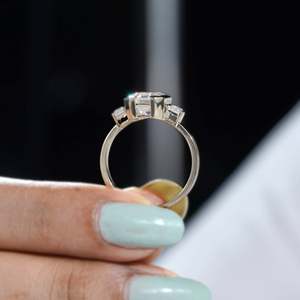 Anillo de Diamante de Laboratorio con Corte Esmeralda de Tres Piedras, Engaste de Media Bisel, Certificado IGI, Oro Amarillo/Blanco/Rosa, Platino, Anillo para Mujer - Product Image 6