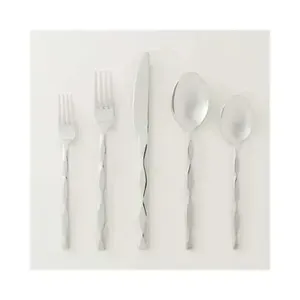 Ensemble de couverts finis argentés à poignée torsadée Couverts élégants et élégants Parfait pour la cuisine de table à manger et les occasions spéciales - Product Image 1