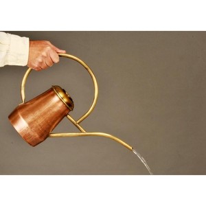 บัวรดน้ำโลหะขัดทองเหลืองเงางามหรูหราสำหรับพืชสวนสำหรับใช้กลางแจ้งในบ้านหรือโรงแรม - Product Image 2