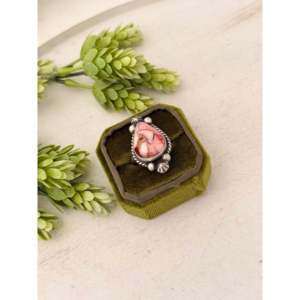 Anillo Ajustable Johnny Dixon con Elegante Incrustación de Dalia Rosa y Plata de Ley en Engaste de Bisel, Ideal para Regalo - Product Image 3