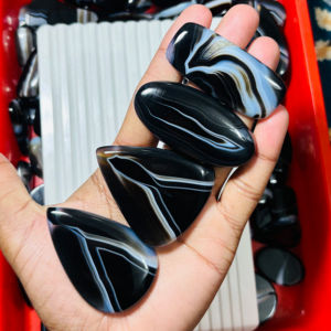 พลอยอาเกตสีดำธรรมชาติคุณภาพสูง รูปทรงคละแบบ ขายส่งโดยตรงจากผู้ผลิต สำหรับทำเครื่องประดับ ราคาขายส่ง - Product Image 1