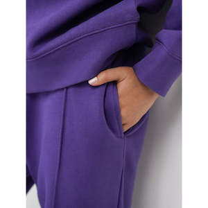 Conjunto de 2 piezas de forro polar morado liso para mujer, top de manga larga con cremallera y pantalones de pierna ancha, estilo urbano, uso diario, ajuste holgado, todo bordado. - Product Image 4