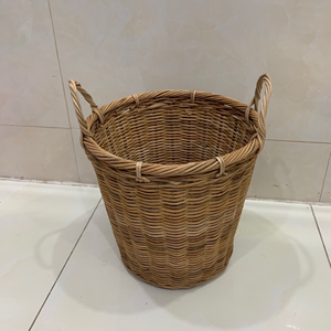 Cesta de ratán tejida a mano de alta calidad con asas Soporte de plantas de interior de ratán natural: jardinera elegante para sus plantas - Product Image 2