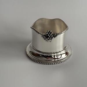 Elegante Maceta de Metal Plateado con Detalles Florales para Decoración del Hogar, Estilo de Mesa e Interiores de Primera Calidad, Venta al por Mayor desde India - Product Image 5