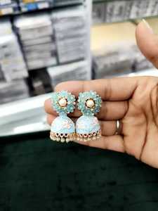 Ensembles de bijoux élégants pour petites boucles d'oreilles Jhumki Ensemble de boucles d'oreilles en alliage de zinc léger pour un mariage traditionnel Tendance et élégant - Product Image 2