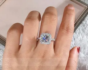 Anillo de Compromiso con Halo de Diamantes de Moissanita de Corte Princesa de 2 Quilates - Product Image 5