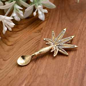 Pendentif en laiton doré Boho Designer Mini Cuillère Bijoux floraux en laiton avec chaîne Bijoux floraux en laiton de couleur dorée - Product Image 1