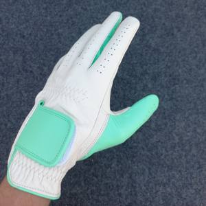 Guante de golf de cuero Cabretta suave de primera calidad Diseño transpirable con correa ajustable y elegantes detalles en verde menta para deportes - Product Image 1