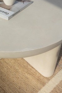 Table basse en béton faite à la main, finition lisse et incurvée, design moderne et durable, facile à nettoyer, pour un usage domestique dans les salons de luxe - Product Image 5