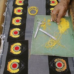 Insignia Bordada a Mano Profesional de WOK Industries, con Hilo Metálico LDHC, Base de Fieltro Negro, 9 cm, para Uniformes - Product Image 2