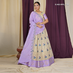 ชุดเลเฮนกาโชลีผ้าไหมเนื้อพรีเมียม พร้อมงานปักลายดอกไม้ประณีต ผ้าคลุมไหล่แบบพันต่างสี และลุคสง่างามสำหรับงานเทศกาล - Product Image 4