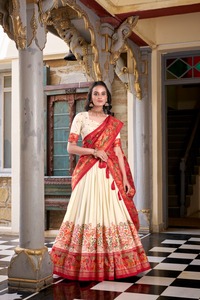 Choli de mariage formel exclusif en velours Tushar imprimé, de créateur, avec dupatta et lehenga ornés de travail en feuille d'aluminium - Product Image 2