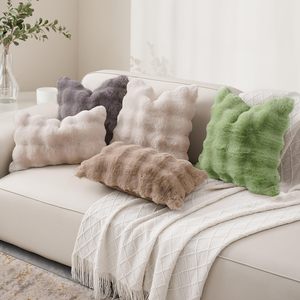 Cozy 18x18 Faux Fur Pillow Funda decorativa de punto suave para el hogar y el hotel Sofá y sofá sin látex Funda de almohada esponjosa de felpa - Product Image 3