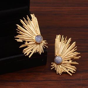 Boucles d'oreilles clous abstraites en argent sterling 925 plaqué or avec pierre de lune arc-en-ciel, mignonnes, sans nickel, sans plomb, pour mariages et fêtes - Product Image 3