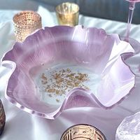 Grand saladier en résine avec un motif marbré unique, idéal pour la décoration de table moderne.