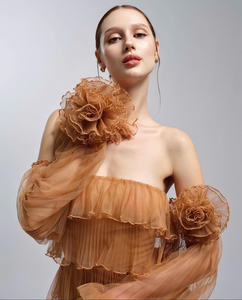 Robe Muse à épaules dénudées, marron nude, à volants, en maille plissée, mini-robe romantique, manches bouffantes à fleurs 3D, fabriquée au Vietnam - Product Image 3