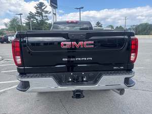 รถบรรทุก GMC Sierra 2500HD SLE รุ่นปี 2025 สีดำ ดีเซล แบบห้องโดยสารปกติ ขับเคลื่อน 4 ล้อ มือสอง พร้อมหลังคาซันรูฟ สตาร์ทเครื่องยนต์จากระยะไกล เบาะหนัง ชุดแต่งออฟโรด R17 X31 - Product Image 4