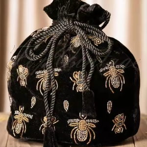 BRODERIE ZARI DORÉE SUR SAC POTLI EN VELOURS NOIR PERLES DE VERRE EN CRISTAL, PERLES, TRAVAIL DE PIERRE POUR FÊTE/MARIAGE @ 2024 - Product Image 1