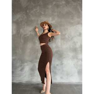 Falda midi a rayas con cintura elástica y abertura decorativa - Product Image 1