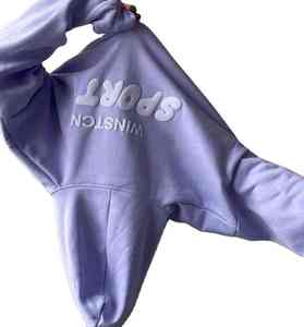 Sweat à capuche classique imprimé en relief, confectionné avec un intérieur en polaire doux, imprimé en relief audacieux et coupe décontractée streetwear. - Product Image 3