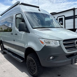 Camping-car de luxe Mercedes-Benz gris pour 4 à 6 personnes, structure en aluminium, lit, salle de bain, espace repas, camping, climatisation - Product Image 1