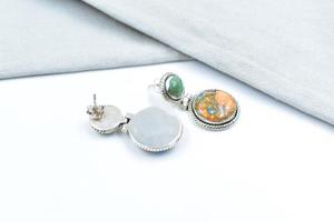 ต่างหูเงินแท้ประดับมุกหอยมุกสีฟ้าอมเขียว งานแฮนด์เมด ดีไซน์หรูหรา ไม่ซ้ำใคร เหมาะเป็นของขวัญสำหรับทุกเพศทุกวัยในงานแต่งงาน - Product Image 2