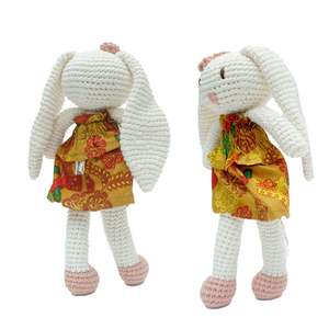 Muñeca de Conejito de Ganchillo de Algodón Valerie Hecha a Mano, Juguete de Peluche Suave con Vestido de Fresa para Niñas, Venta al por Mayor en Indonesia, Acción de Gracias - Product Image 4