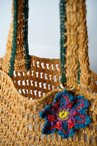 Sac fourre-tout bohème tendance en crochet avec décoration florale, idéal pour l'été, deux anses, dessus ouvert, design ajouré, doublure en coton, écologique - Product Image 3