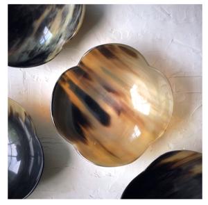 Accueil CORNE NOIRE Bol décoratif ultra brillant fabriqué à la main à partir de corne de buffle naturelle - Product Image 1