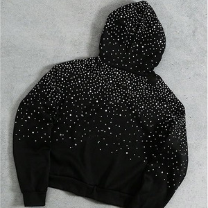 Sudadera con Capucha Negra Premium para Hombre 2025/2026 con Diseño de Tachuelas Dispersas, Elegante, Cómoda, Moderna y Perfecta para Uso Casual - Product Image 2