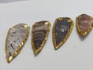 Pendentif en forme de pointe de flèche en agate naturelle sur mesure, bord doré, charmes en pierres précieuses pour la fabrication de colliers, fournitures de bijouterie et pour la revente - Product Image 4