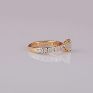 Sterling SilverLuxury Emerald Cut Lab Grown Diamond Anillo de compromiso Joyería de boda de moda para mujer Side Diamond Pave IGI - Product Image 4