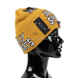 Bonnet en tricot haut de gamme pour femmes, tissu en mélange d'acrylique doux, bonnet d'hiver, patch brodé, clou métallique, logo personnalisé, bonnet jacquard - Product Image 3