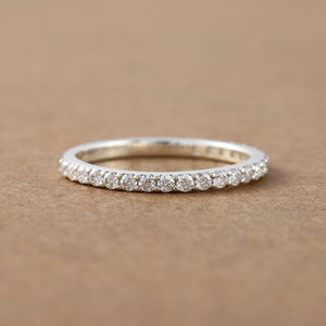 Bague de mariage luxueuse en or massif, 18 carats, taille ronde, diamant de laboratoire, serti d'une demi-éternité, bague cadeau pour femme IGI - Product Image 1