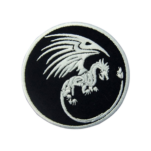 Badges brodés sur mesure décorations de style dernier cri épingle de sûreté quantité en vrac services de logo en gros OEM disponible - Product Image 2