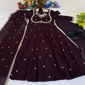 ชุดเดรสออกแบบโดย VASTRA COTTAGE ผ้าจอร์เจียต์เนื้อหนา แต่งเลื่อมปักที่คอ แขนยาว กระโปรงบานเต็มตัว พร้อมผ้าคลุมไหล่ - Product Image 6