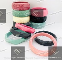 Bracelets et Joncs Artisanaux en Résine Rouge Violet à Motif Floral Style Ange, Disponibles en Plusieurs Couleurs et Tailles Personnalisées – Exportation Craft Emporium