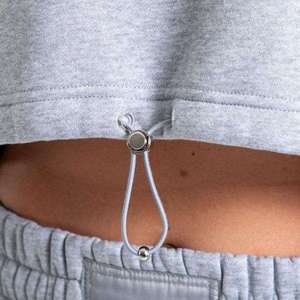 เสื้อฮู้ดครอปแขนยาวสำหรับผู้หญิง ราคาโรงงาน ผ้าฝ้าย 100% เป็นมิตรกับสิ่งแวดล้อม รับสกรีนโลโก้ด้านหน้าได้ - Product Image 5