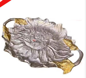 Bandeja de servicio de aspecto martillado de metal con acabado plateado de diseño clásico con mango de diseñador para restaurante y bar de hotel - Product Image 2